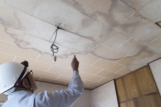 天井のひび割れや壁のペイントが剥がれている場合に修理が必要な理由